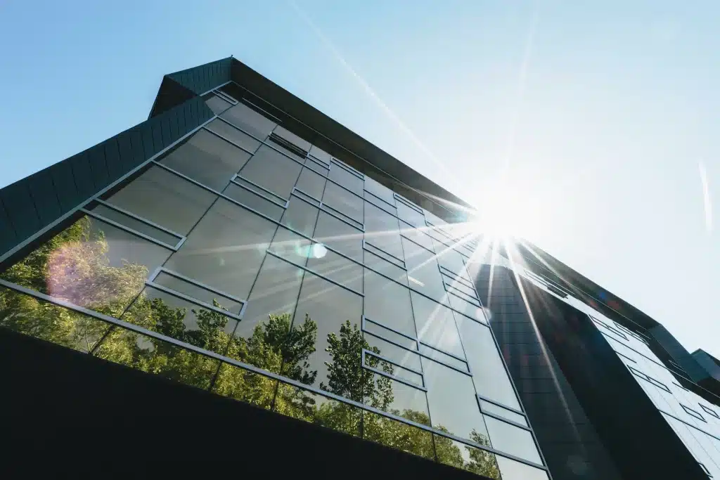 edificio con pellicole antigraffiti a controllo solare