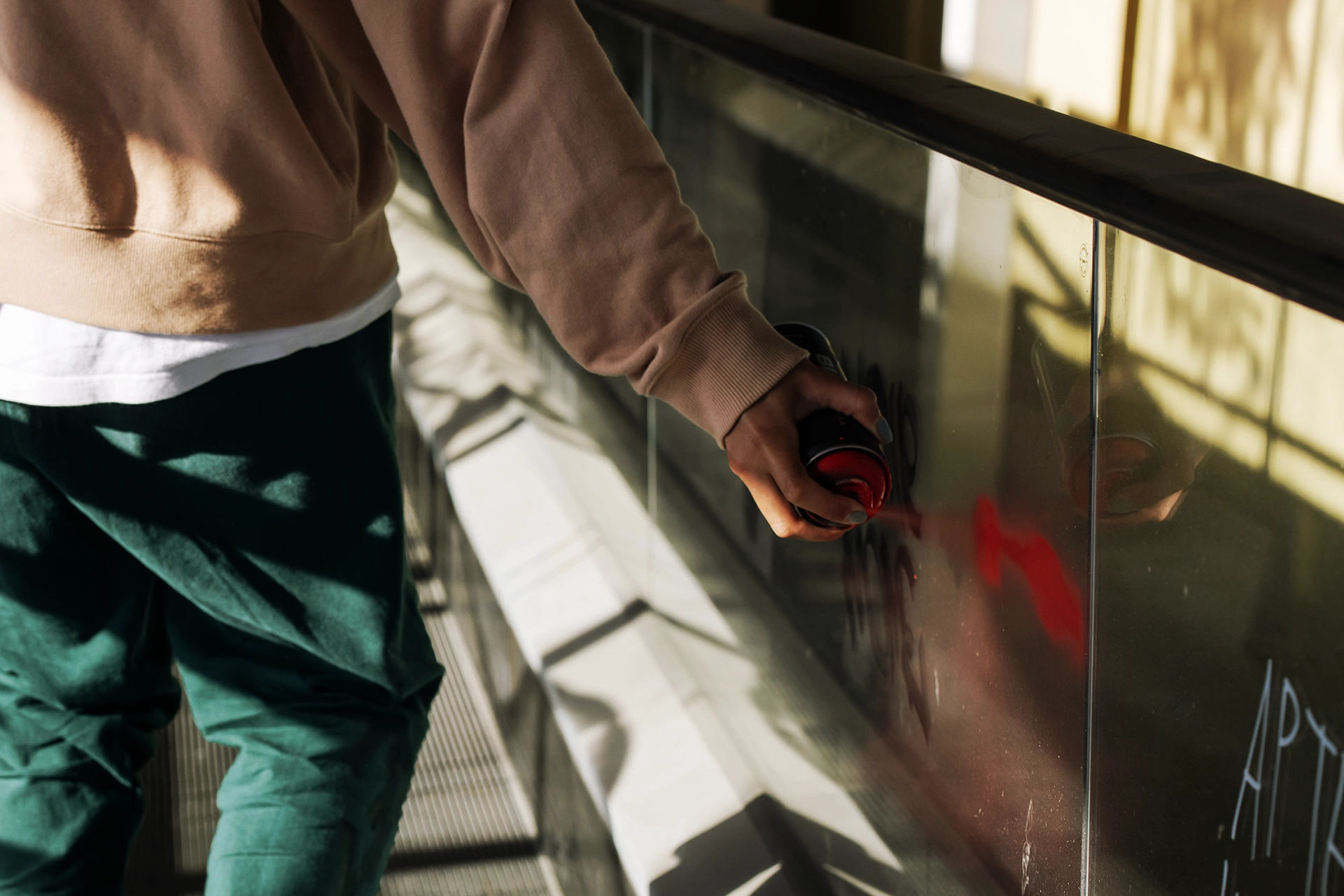 la pellicola antigraffiti protegge il vetro dalla vernice
