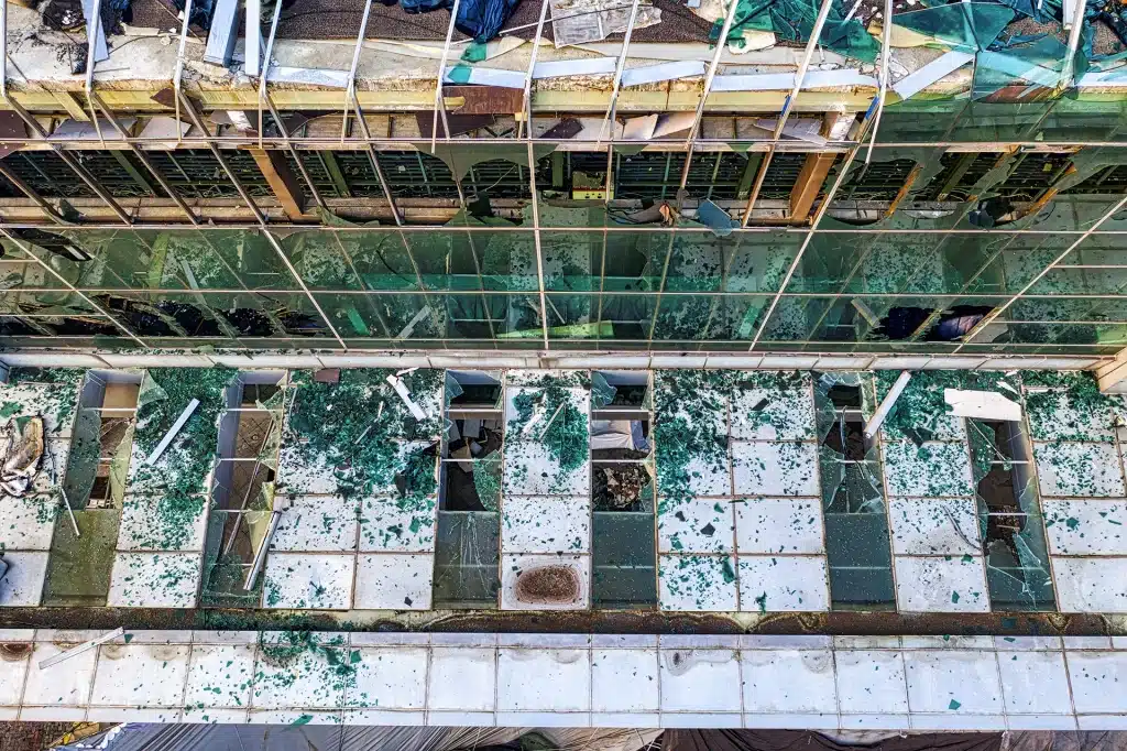 palazzo con vetrate in frantumi senza applicazione di pellicola di sicurezza antiesplosione